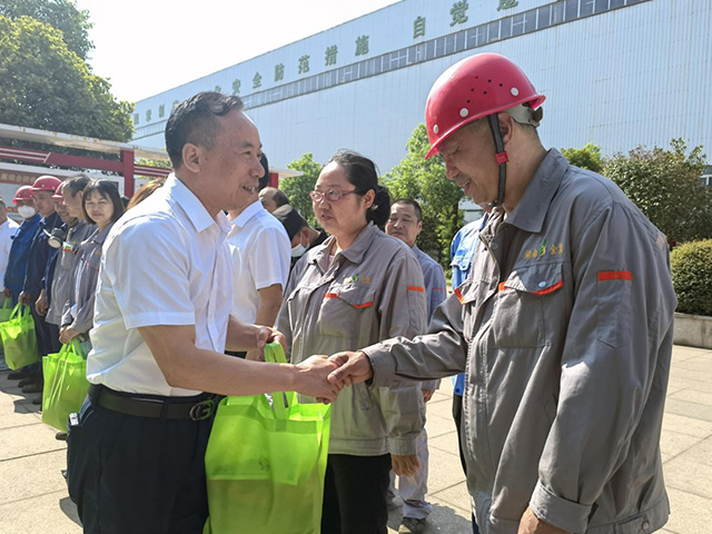 夏日炎炎，領(lǐng)導(dǎo)為職工送&ldquo;清涼&rdquo;